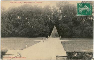 1 vue Ancy-le-Franc. Au château. La pyramide.