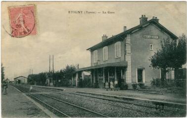 1 vue Étigny (Yonne). La gare.