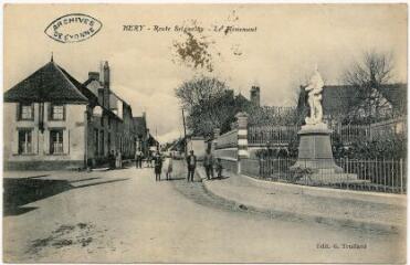 1 vue Héry. Route de Seignelay. Le monument.