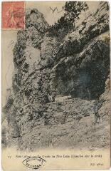 1 vue Saint-Moré. La grotte du Père Leleu.