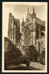 1 vue 13. Sens (Yonne). Le jardin de l'ancien archevêché.