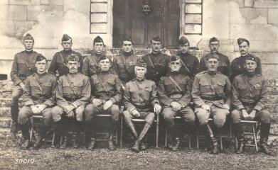 ouvrir dans la visionneuse : 1 vue Soldats américains de la 7e division basés à Ancy-le-Franc, avec à leur tête le brigadier général G.H. Barth